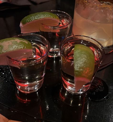 Alcoholic Drinks Pictures, Party Night Club Aesthetic, Night Club Aesthetic, Pretty Alcoholic Drinks, Yummy Alcoholic Drinks, Alcohol Party, Tequila Shots, Alcohol Aesthetic, Clubbing Aesthetic