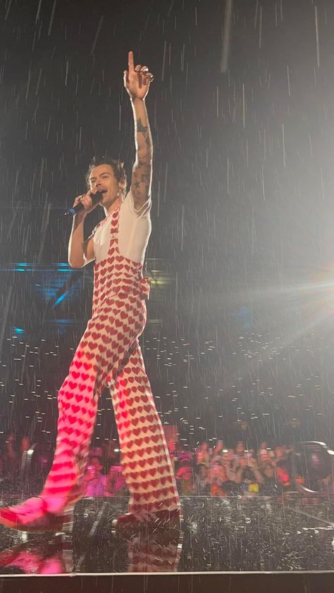 Harry Styles Dungarees, Harry Styles Heart Overalls, Harry Styles Heart, Heart Overalls, Harry Styles Performing, White Overalls, Red Hearts, Love On Tour, Dungarees