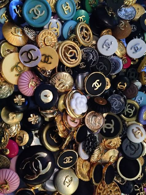 Vintage Foto's, Parfum Chanel, Mode Chanel, Chanel Jacket, Bohol, Types Of Buttons, Chanel Accessories, Chanel Jewelry, Chanel Vintage