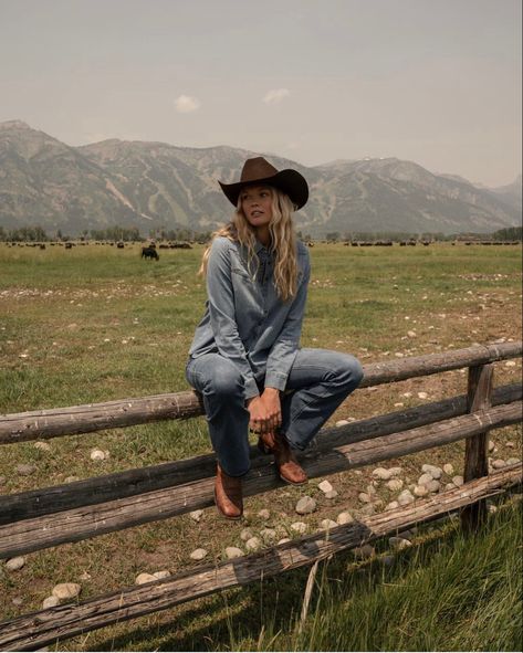 Yellowstone Outfits, My Love Photo, Cowgirl Photoshoot, Foto Cowgirl, Western Photoshoot, Country Vibes, Cowboy Aesthetic, Levi 501s, Boot Barn