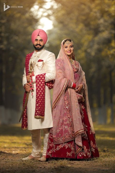 We are certainly not getting over these matching couple outfits. The millennial couples are going the extra mile to make a style statement and set some serious #couplegoals. Coordinating and matching outfits with your BAE requires some serious thought and planning. We are absolutely loving the latest and the trendiest way to wear matching couple outfits. Check them out NOW. Punjabi Wedding Portraits, Wedding Couple Poses Outdoor, Men Portrait Photography Studio, Indian Photography Poses, Sikh Wedding Photography, शादी की तस्वीरें, Pose Pengantin, Punjabi Weddings, Punjabi Wedding Couple