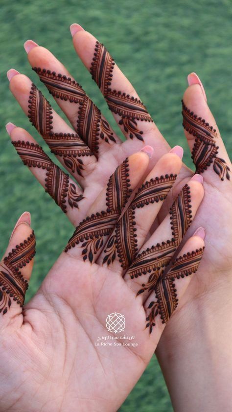 Beautiful Simple Mehndi Design, Front Mehndi, Front Mehndi Design, Simple Mehendi Designs, Spa Lounge, Finger Henna Designs, Mehndi Designs Fingers, Simple Mehndi Design, Mehndi Designs Bridal Hands