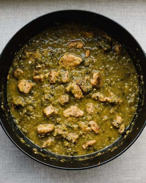 This Easy Slow Cooker New Mexico & Colorado Hatch Chile Verde Recipe may be the best pork stew you've ever tasted · i am a food blog i am a food blog Pork Chili Verde Dutch Oven, Tomatillo Pork Chili Verde, Chilli Verde, Green Chili Verde, Slow Cooker Chile Verde, Campfire Meal, Camper Food, Chili Verde Recipe, Green Chili Stew