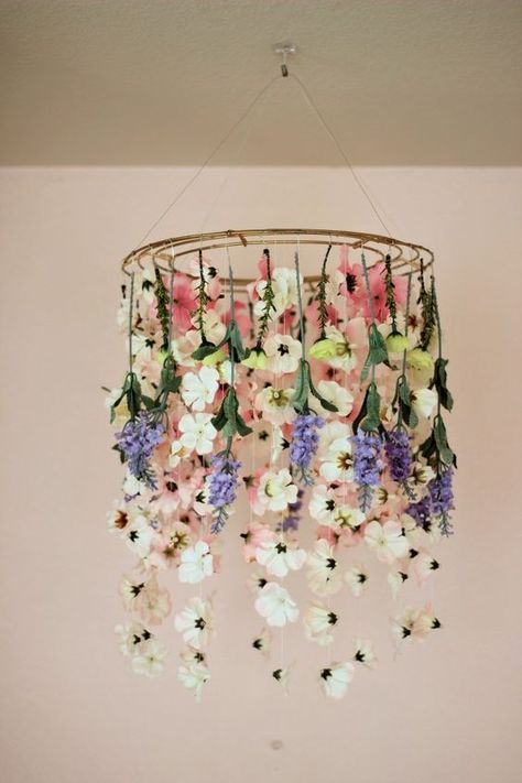 This DIY floral chandelier is perfect for your Mother's Day brunch, a wedding or really any spring + summer events. Joululahjat Diy, Hadiah Diy, Hiasan Bilik Tidur, Diy Flores, Skirt Diy, Fleurs Diy, Flower Chandelier, Dekor Diy, Floral Chandelier