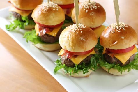 Superbowl Food Healthy, Mini Burgers Party, Party Food Simple, Avoid Junk Food, Healthy Junk Food, Hand Held Food, Mini Hamburger, Burger Party, Superbowl Food