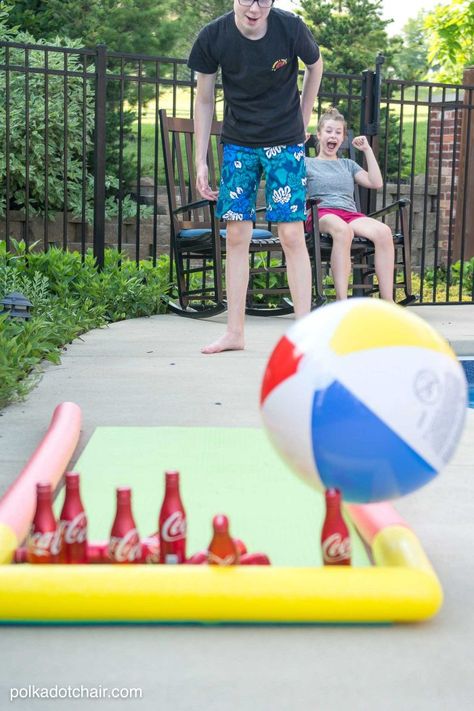 DIY Outdoor Bowling Game, made using Coke bottles, a yoga mat and pool noodles!! Outdoor Bowling Alley, Bowling Games For Kids, Pool Party Diy, Outdoor Bowling, Diy Bowling, Beach Ball Birthday, Cute Backyard, Summer Party Games, Diy Yard Games