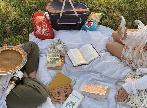 Book Date Aesthetic, Beach Picnic Aesthetic, Reading Park, Painting Outside, Dream Dates, Picnic Aesthetic, Friend Book, Picnic Date, Summer Books