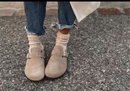 Birkenstock Clogs Socks, How To Style Clog Birkenstocks, Birkenstock Boston With Socks, Fall Birkenstock Clog Outfits, Fall Outfits With Birkenstock Clogs, Boston Birkenstock Outfit Winter, Birkenstock Mules Outfit, Birkenstock Clogs With Socks, How To Style Birkenstock Clogs