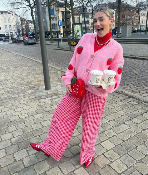 🍓🍓 #colorfuloutfit #pinkoutfit #fashioninspiration | Instagram Pink Gingham Pants Outfit, Maximalist Casual Outfit, Maximalist Office Outfit, Colourful Work Outfits Women, Red Hair Pink Outfit, Mismatch Outfit Ideas, Pink And Red Outfit, Mismatch Day, Eclectic Clothing Style