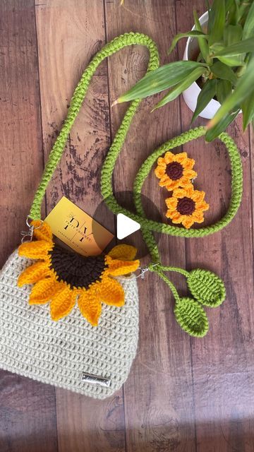 Woolen Bags Handmade, Woolen Bag, Sunflower Bag Crochet, Crochet Sunflower, Crochet Lovers, Small Bag, Crochet Tutorial, Crochet Bag, Sunflower