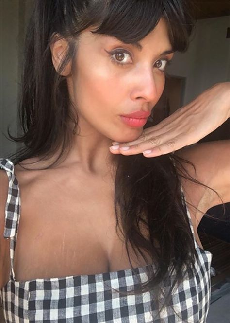 No Makeup Pictures, Diy Makeup Looks, Teal Eyeshadow, Jameela Jamil, Blue Eyeshadow Looks, Expensive Beauty Products, Shiny Eyes, Clear Glowing Skin, Actress Without Makeup