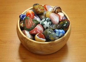 Uses for tumbled stones - lots of ideas Crafts With Polished Rocks, Polished Rock Display Ideas, Polished Rock Crafts, Rock Friends, River Rock Crafts, Tumbled Rocks, Rock Collection Display, Arizona Rocks, Gem Hunting