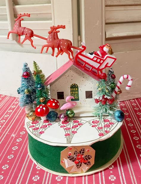 Vintage Assemblage, Vintage Christmas Display, Vintage Christmas Diy, Vintage Christmas Crafts, Vintage Holiday Decor, Christmas Vignettes, Merry Christmas Vintage, Christmas Craft Fair, Fun Christmas Decorations