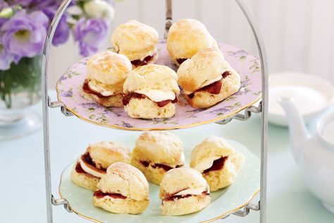 Baby scones with jam and cream. High Tea. http://www.taste.com.au/recipes/19728/baby+scones+with+jam+and+cream Fruit Scones Recipe, Basic Scones, Scones And Jam, Mini Scones, Fruit Scones, Food Fails, Scones Easy, Pies Maker, British Food