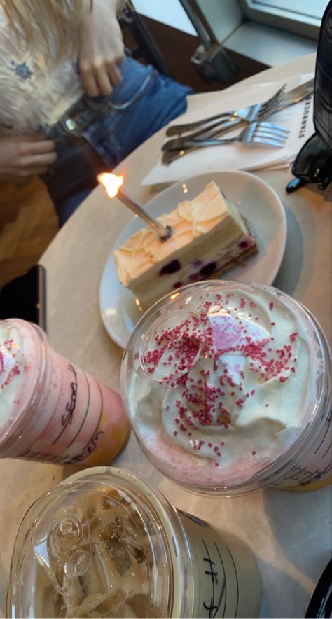 Starbucks Happy Birthday, Birthday Starbucks, Birthday Desert, Biology Test, Starbucks Birthday, Starbucks Cake, Birthday Inspo, Birthday Coffee, Happy Bday