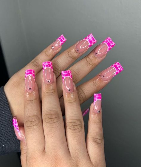 Croc Style Nails, Pink Croc Print Acrylic Nails, Croc Nails Short, Pink Croc Nails, Croc Nail Design, Pink Bday Nails, Croc Print Nails, Nail Poses, Croc Nails