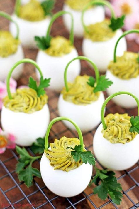 Avocado Deviled Egg, Cucumber Bites Appetizers, Easter Deviled Eggs, Egg Baskets, Avocado Deviled Eggs, Easter Appetizers, Easter Dishes, Decorações Com Comidas, Bacon Avocado