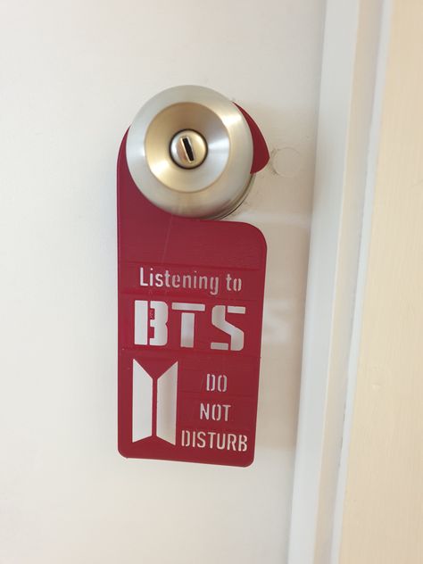 Door Signs Diy Bedroom, Door Sign For Bedroom, Signs For Doors, Bedroom Door Hanging Decorations, Room Door Signs, Kpop Door Decor, Door Decorations Aesthetic, Funny Door Signs Bedrooms, Diy Bts Room Decor