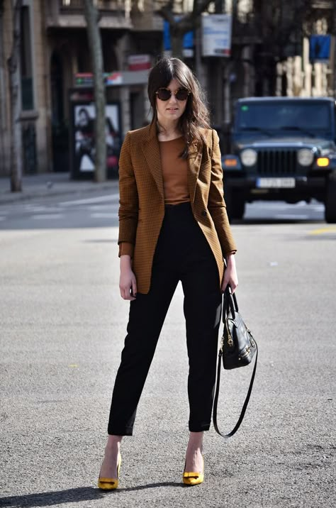 Mustard Blazer Outfit, Formal Blazer Outfits, Mustard Outfits, Mustard Blazer, Yellow Pumps, Work Outfit Office, Everyday Casual Outfits, Look Formal, Professional Outfits Women