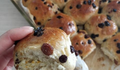 Fluffy Breakfast Raisin buns recipe - Eatmunchlove Raisin Buns Recipe, Raisin Buns, Yeast Buns, Buns Recipe Easy, Raisin Bread, Buns Recipe, Supper Ideas, Bread Buns, Bread Bun