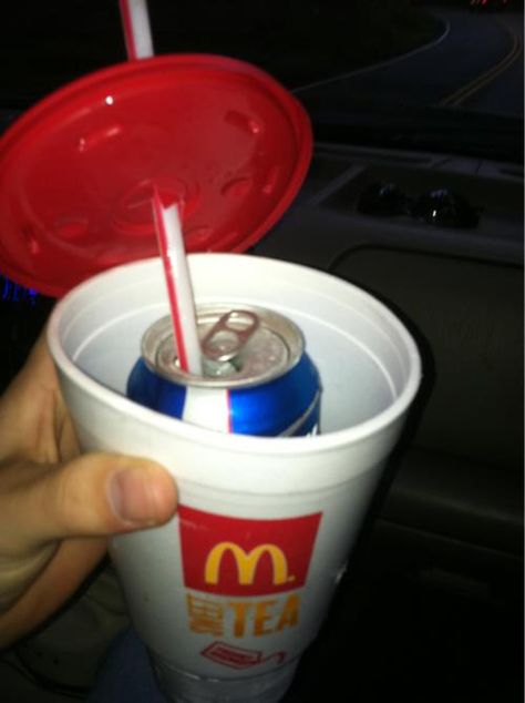 Just put ice around the edges of this cup (mini ice chest) Hide your beer -  Drinking in public places (beach, etc...) HOW CLEVER! Ice Chest, Public Places, Adult Drinks, Household Hacks, Beer Can, Things To Know, Cookies Et Biscuits, Sake, Just In Case