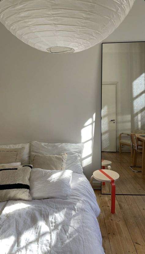 Vintage Minimalist Decor, Uni Room, College Room, Futuristic Interior, Clean Bedroom, Bedroom Goals, Bedroom Refresh, Dream Apartment, College Dorm Rooms