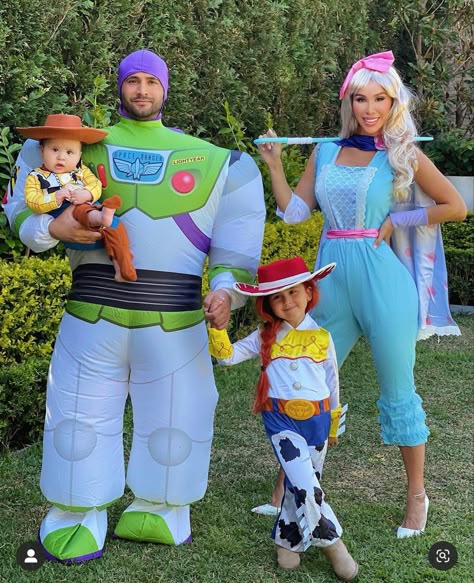 Fantasias Toy Story, Disfraz Toy Story, Matching Family Halloween Costumes, Disney Family Costumes, Family Costume Ideas, No One Notices, Family Themed Halloween Costumes, Sibling Halloween Costumes