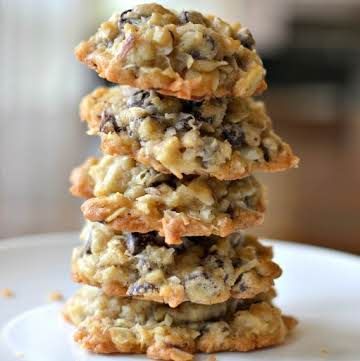 Small Batch Almond Joy Cookies Recipe For Almond Joy Cookies, Joy Cookies, Almond Joy Cookies, Best Christmas Cookies, Almond Joy, Almond Cookies, Semi Sweet Chocolate Chips, Sliced Almonds, Almond Recipes