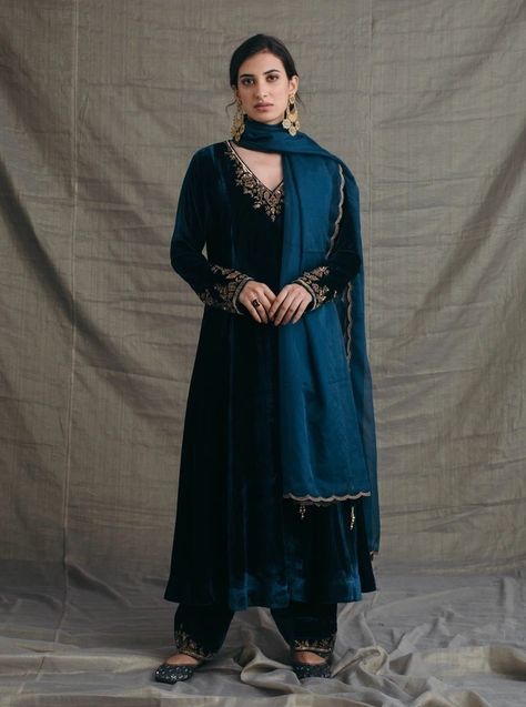 Sureena Chowdhri, Velvet Suit Design, Velvet Kurta, Velvet Dupatta, Embroidered Salwar, Diwali Outfits, Velvet Dress Designs, Zari Embroidery, Traditional Indian Outfits