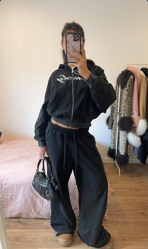 Black Sweatpants Outfit, Comfy Airport Outfit, Girl Money, Viral Aesthetic, Ralph Lauren Womens Clothing, Black Tracksuit, Travel Bed, Classic Vintage Style, Fruit Food