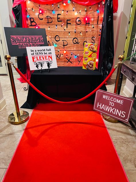 Stranger Things Booth Ideas, Stranger Things Photobooth, Stranger Things Photo Booth, Stranger Things Props, Acquaintance Party, School Farewell Ideas, Halloween Photobooth, Halloween At Work, School Farewell