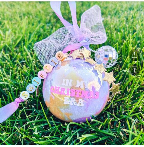 Personalized Glitter Ornaments, Glitter Inside Ornaments Diy, Acrylic Photo Ornaments Diy, Filled Ornaments Diy, Diy Ornaments For Teens, Taylor Swift Ornaments Diy, Friendship Ornaments Diy, Taylor Swift Ornament Diy, Clear Ornaments Diy