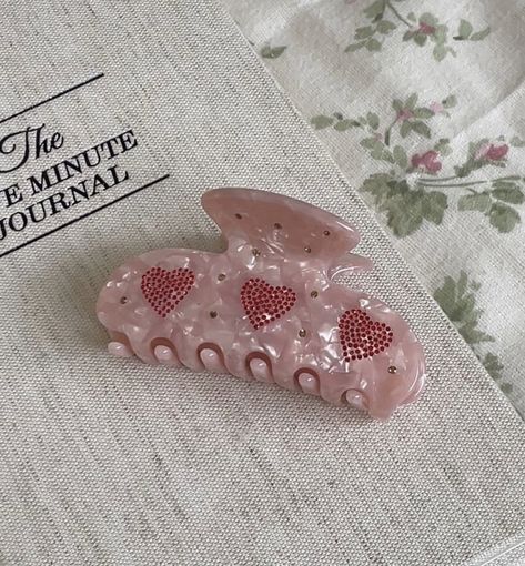 Cute Hair Accessories Aesthetic Clips, Emi Jay Hair Clip Aesthetic, Pink Hair Clips Aesthetic, Emijay Hair Clip Flower, Pink Hair Claw Clip, Curly Hair Accessories, Hair Tie Accessories, Vintage Hair Clips, Makeup Accesories