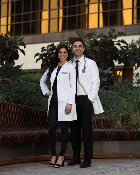 Doctor Couple Aesthetic, Doctors Couple Goals, Medical Couple, White Coat Ceremony Outfit, Doctor Wedding, Doctor Couple, Funny Engagement Photos, Doctor Coat, White Coat Ceremony