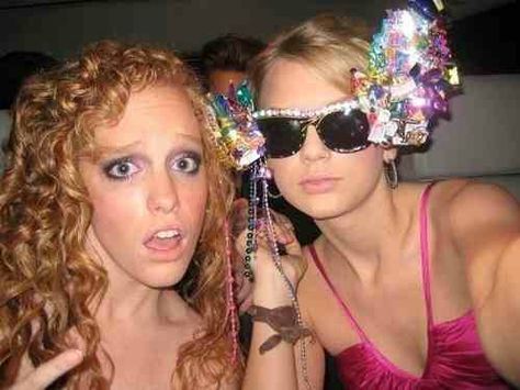 Taylor and her best friend from high school Abigail Anderson Young Taylor Swift, Swift Photo, Taylor Swift 13, Taylor Swift Pictures, Mirrored Sunglasses Women, Taylor Alison Swift, 18th Birthday, Role Models, Celebrity News