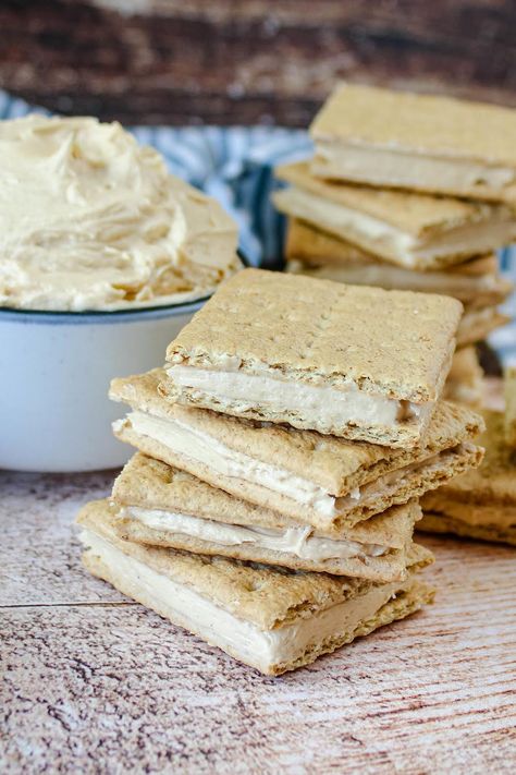 Graham Cracker Snacks, Graham Cracker Recipes, Graham Cracker Cookies, Homemade Graham Crackers, Chilled Desserts, Cracker Cookies, Just A Pinch Recipes, Malted Milk, Peanut Butter Filling