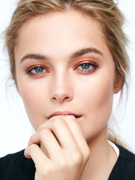 We're Officially Seeing Copper Eye Shadow Everywhere via @ByrdieBeauty Copper Eye Makeup, Copper Eyeshadow, Copper Eye, Makeup Purple, Cute Eyeshadow Looks, Eyeshadow For Blue Eyes, Copper Hair, Rosie Huntington Whiteley, Contour Makeup