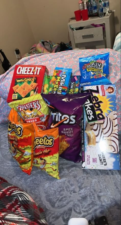 Corner Store Snacks, Junk Food Snacks Chips, Junk Food Snacks Aesthetic, Snack Stash, Snack Pictures, Good Snacks, Snacks To Buy, Munchies Snacks, Cooking Easy