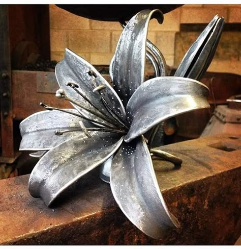 Metal Flower Art, Metal Roses, Welding Crafts, Metal Fabrication Tools, Blacksmith Projects, Welding Art Projects, Metal Artwork Wall, Metal Yard Art, Metal Garden Art