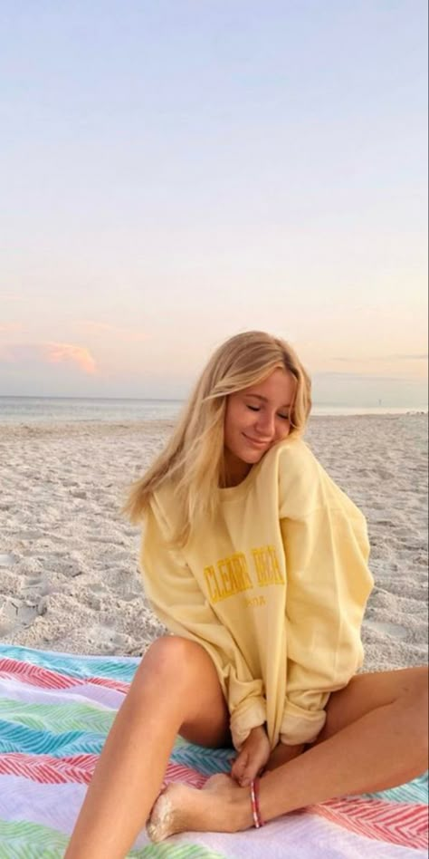 Picture Ideas For Beach, Beach Trip Inspo Pics, Poses On The Beach By Yourself, Beach Town Instagram Pictures, Cute Summer Instagram Pictures, Sitting Down Beach Poses, Cozy Beach Pictures, Pictures To Take In Florida, Spring Break Post Ideas