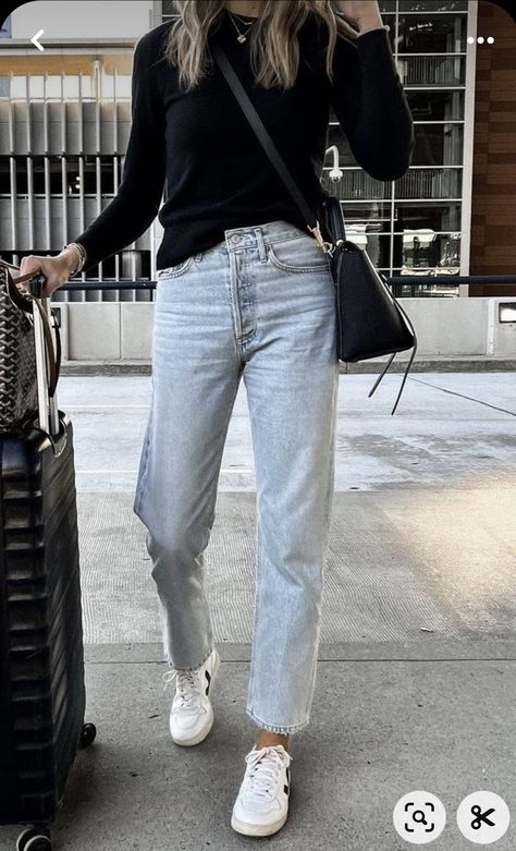 Classic Casual Minimalist Style, Light Summer Sweater, Classy Tourist Outfit, Chic Casual Mom Outfits, Simple Outfits 2023, Chic Everyday Outfits Minimal Classic, Natural Classic Clothing Personality, College Lab Outfit, Outfits With Mom Jeans Summer