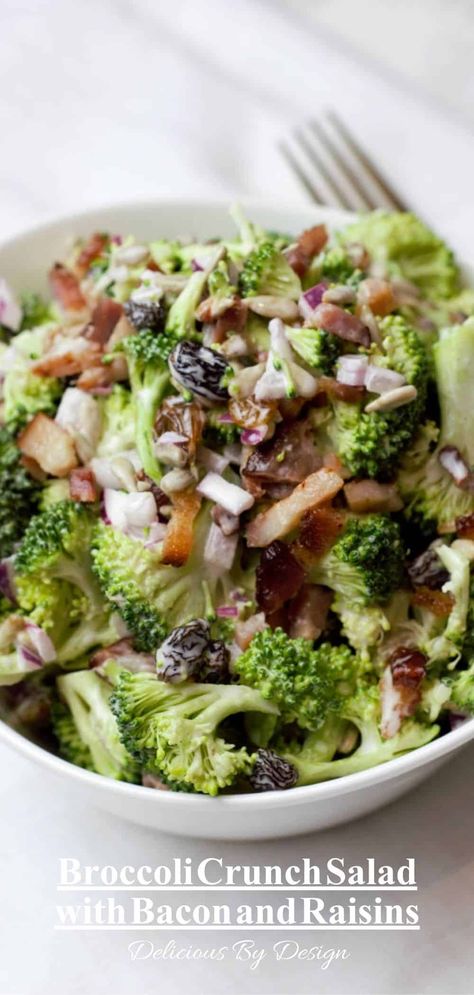 Enjoy the crunch of this raw broccoli salad punched up with bacon, onion, raisins, sesame seeds, and a tangy three ingredient dressing. Brócoli Salad, Broccoli Crunch Salad, Raw Broccoli Salad, Crunchy Broccoli Salad, Raisin Salad, Crunchy Broccoli, Broccoli Bacon, Broccoli Crowns, Crunch Salad