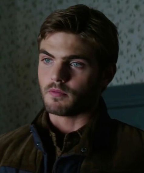 Alex Roe (5th Wave: Evan Walker) Evan Walker, Sirens Tv, The Fifth Wave, Alex Roe, The 5th Wave, Forever My Girl, Walker Evans, Mermaid Swimming, Actors Male