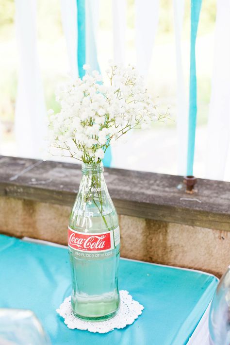 coca-cola wedding // coca cola wedding // classic coke wedding // baby's breath wedding // vintage wedding // red and teal wedding Red And Teal Wedding, Coca Cola Wedding, Baby's Breath Wedding, Marriage Conference, Wedding Retro, Coca Cola Decor, Country Party, Vintage Centerpieces, 50s Retro