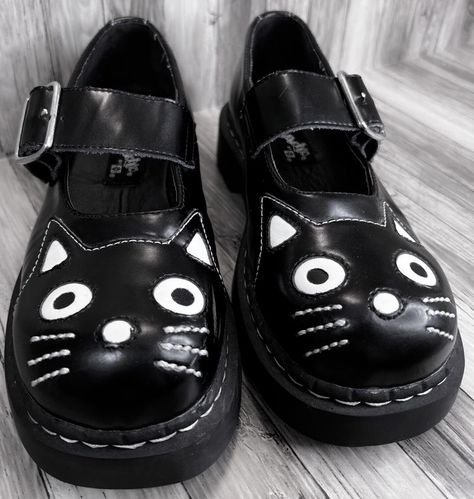 Cheshire Cat Halloween, Mary Janes Outfit, Dr Shoes, Cat Shoes, Funky Shoes, Funky Outfits, Shoe Inspo, Swag Shoes, Jane Shoes