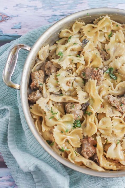 Creamy Pasta with Sausage and Mushrooms Creamy Pasta With Sausage, Sausage And Mushroom Pasta, Tinola Recipe, Casseroles With Chicken, Sausage And Mushrooms, Creamy White Wine Sauce, Easy Crock Pot Recipes, Pasta With Sausage, Christmas Table Ideas