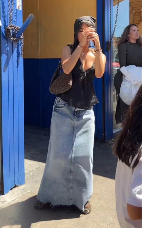 Denim Maxi Skirt Summer Outfit, Streetwear Maxi Skirt, Maxi Skirt Y2k Outfit, Slim Maxi Skirt Outfit, Long Denim Skirt Fit, Long Skirts Outfit Winter, Long Denim Skirt Looks, Denim Maxi Skirt Outfit Summer Casual, 2000s Denim Skirt Outfit