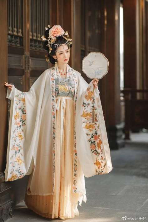 Historical Chinese Clothing, Chinese Princess Dress, Chinese Clothing Traditional, Traditional Chinese Clothing, Traditional Asian Dress, Chinese Princess, Chinese Traditional Costume, Chinese Traditional Dress, Ancient Chinese Dress