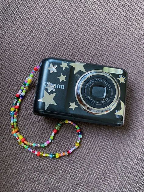 Decorated Polaroid Camera, Decorated Polaroid, Decorated Camera, Cute Cameras, Polaroid Ideas, Vintage Upcycle, Blind Girl, Book Christmas Gift, Cute Camera