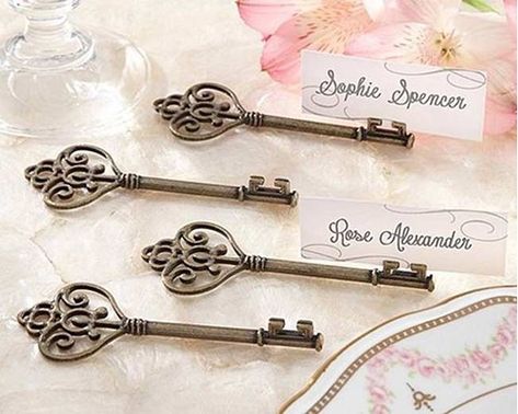 Victorian Key, Vintage Wedding Favors, Heart Place, Place Card Holder, Wedding Card Holder, Keys Wedding, Antique Keys, Victorian Wedding, Gala Dinner